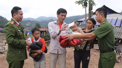 Trao quà cho học sinh và nhân dân vùng cao Thanh Hóa