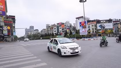 Xe taxi vẫn "tung tăng" trên phố Hà Nội trong ngày đầu cách ly xã hội