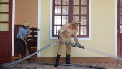 Công an Hương Sơn bám địa bàn, giúp trường học, khắc phục hậu quả mưa lũ