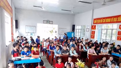 Lớp học của “thầy giáo thiện nguyện” ở làng biển Tiên Châu