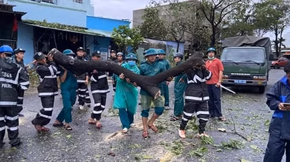 Tiểu đoàn Cảnh sát đặc nhiệm số 3 giúp dân khắc phục hậu quả bão số 9