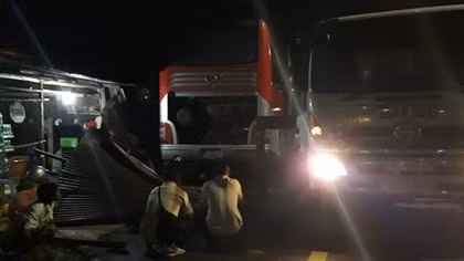Xe khách mất lái lao vào nhà dân