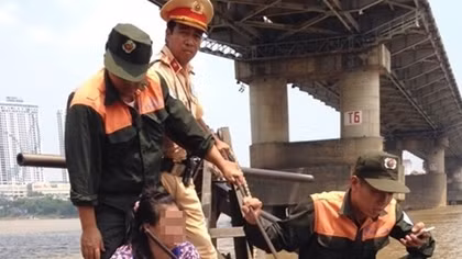CSGT bơi xuồng cứu phụ nữ nhảy cầu Chương Dương