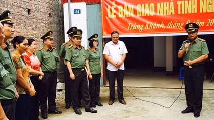 Trao tặng 2 ngôi nhà tình nghĩa cho gia đình chính sách Công an