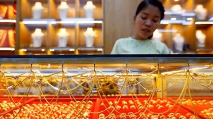 Giá vàng thế giới tụt xuống mức thấp nhất trong vòng 20 tháng qua