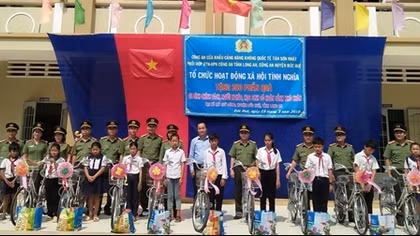 Công an Cửa khẩu Tân Sơn Nhất tặng quà gia đình chính sách và học sinh nghèo 