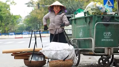 Nhọc nhằn "nghề ve chai" thời COVID-19