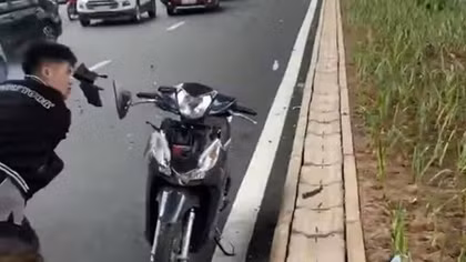 Đập phá xe máy của người đi đường 