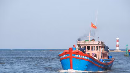 Đưa 5 ngư dân tàu cá bị tàu Trung Quốc đâm chìm ở Hoàng Sa về đất liền