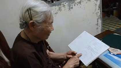 Những cụ bà thường xuyên đi trao cơm cho người bệnh