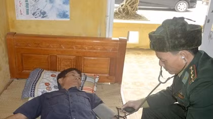 Đồn biên phòng Cát Hải cứu 9 ngư dân bị đắm tàu