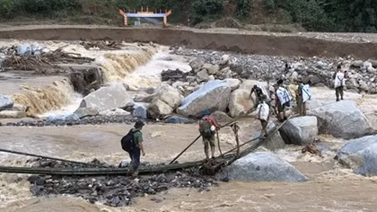 Cõng lương thực tiếp tế người dân bị cô lập do sạt lở núi