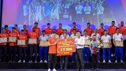 Nghĩa cử đẹp của "tân vương" V.league