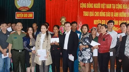 Đến với đồng bào vùng lũ Quảng Trị