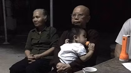Bé trai bị bỏ trước cổng chùa cùng mẩu giấy “nhờ nuôi đến hết đời”