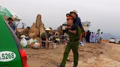 Xúc động hình ảnh chiến sĩ Công an cõng người tàn tật lên đỉnh núi