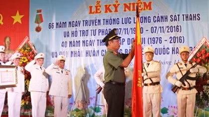Hoa nở trên đất phèn