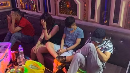 20 nam, nữ thanh niên bay lắc trong phòng karaoke