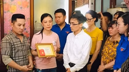 Truy tặng Huy hiệu Tuổi trẻ dũng cảm học sinh cứu bạn đuối nước