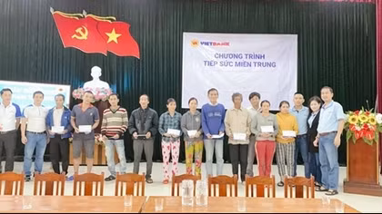 CBNV Vietbank đồng lòng chia sẻ với miền Trung những ngày bão lũ