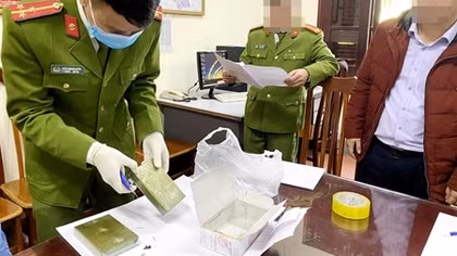 Bắt 2 đối tượng, thu giữ 2 bánh heroin và 1 khẩu súng