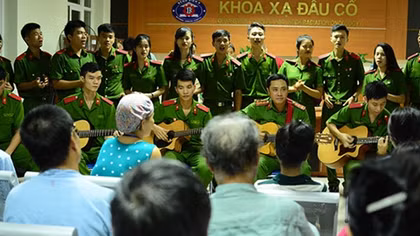 Chiến sĩ CAND đem lời ca tiếng hát đến với bệnh nhân K