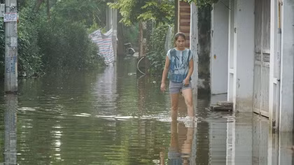 Hà Nội vẫn chịu cảnh ngập dù đã qua 1 ngày mưa lớn