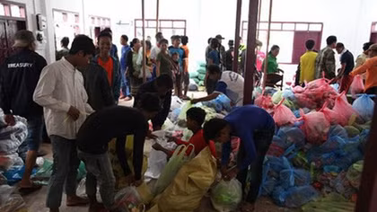 Vượt đường xa đến với người dân vùng lũ Sa Nạm Xay