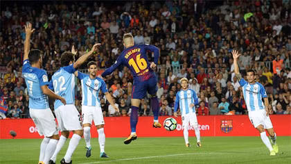 Barca bị ném đá vì thắng nhờ trọng tài