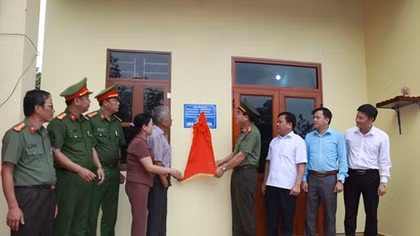 Công an và nhân dân ấm tình ở xã nghèo biên giới