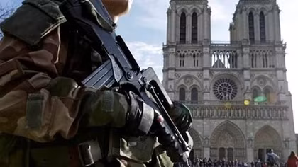 Pháp phá vỡ âm mưu khủng bố bằng bom ga giữa Paris