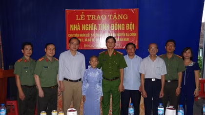 Trao tặng nhà Nghĩa tình đồng đội cho thân nhân liệt sỹ CAND