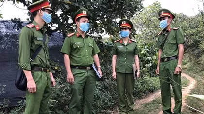 Nghi bị theo dõi, 9X mang dao “xử lý” người trong gia đình