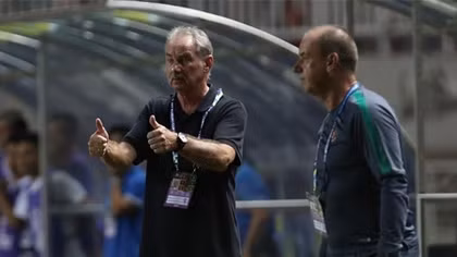 HLV Alfred Riedl dự đoán Việt Nam và Thái Lan vào chung kết AFF Cup 2018