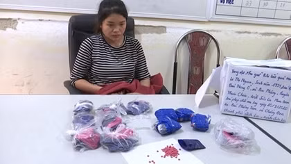 Sơn nữ vận chuyển 11.000 viên hồng phiến