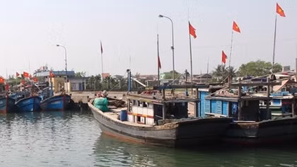 Ngư dân gặp khó do cửa biển bồi lấp