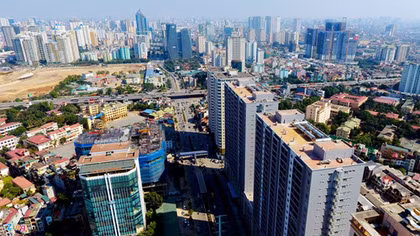 Nghẹt thở 40 cao ốc "bao vây" tuyến đường dài hơn 2 km ở Thủ đô