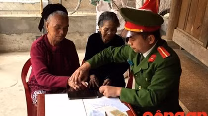 Về tận bản làng cấp chứng minh nhân dân cho bà con