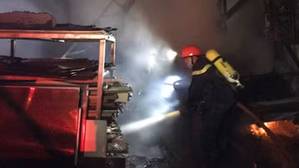Xưởng tái chế nhựa bất ngờ bốc cháy trong đêm