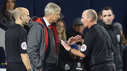 "Vạ miệng" Wenger bị nộp phạt và truất quyền chỉ đạo