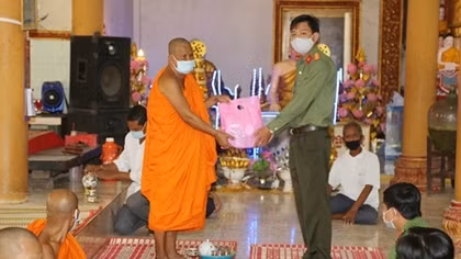 Công an cùng đồng bào Khmer chống dịch COVID-19