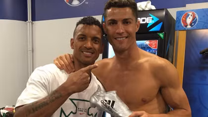 Ronaldo tặng “giày bạc” cho Nani