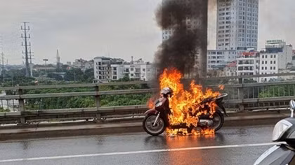 Xe máy SH cháy trên cầu Nhật Tân