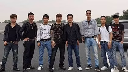 Nhóm thanh niên lái xe ngược chiều trên cao tốc 