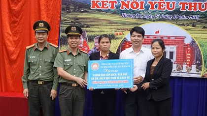 Chia sẻ khó khăn với trẻ em vùng cao