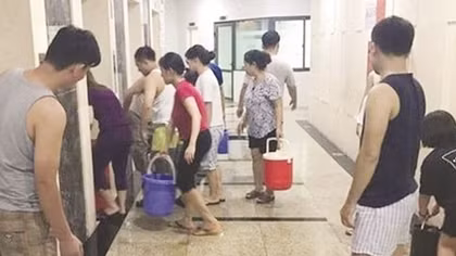 Nỗi khổ dân Hà thành thiếu nước sinh hoạt ngày nắng nóng