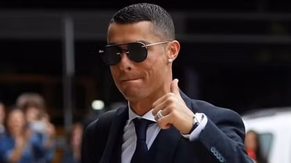 Ronaldo khiến fan nhí phát khóc vì hạnh phúc