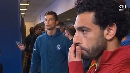 Ronaldo ném ánh mắt "ác quỷ" vào Mohamed Salah trước trận chung kết