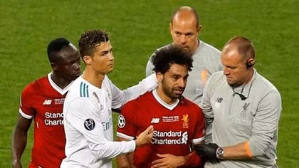 Cổ động viên Mohamed Salah thở phào, Ramos giãi bày tâm sự