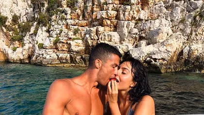 Quên thất bại World Cup, Cristiano Ronaldo dẫn bạn gái đi nghỉ mát